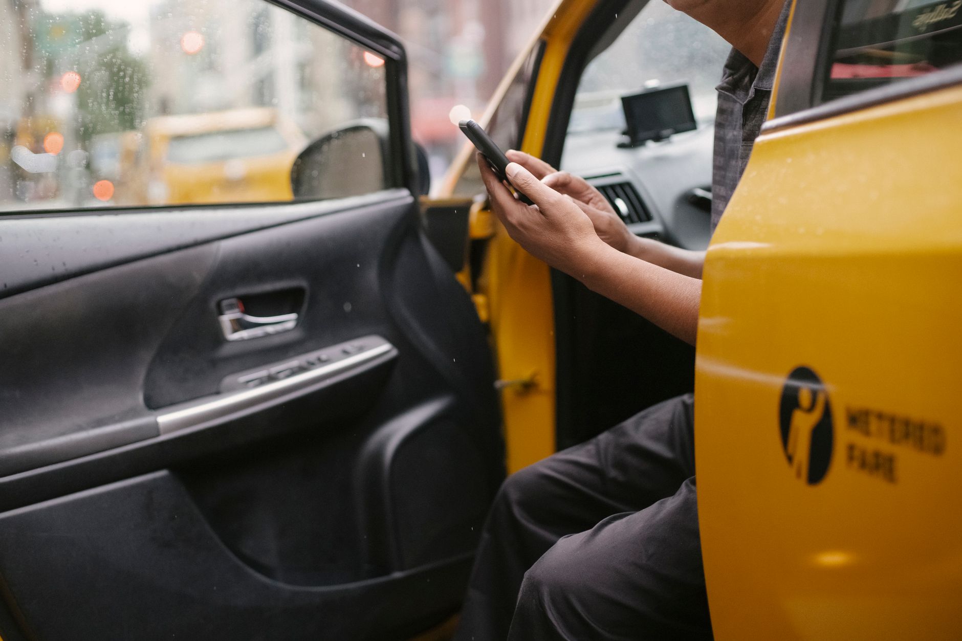 Pre-Booked Transfers vs Taxi Apps: Which Saves Money?