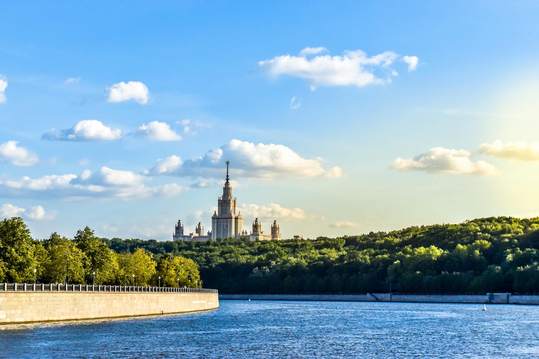 Is Mir Pay Safer Than Carrying Cash in Moscow?