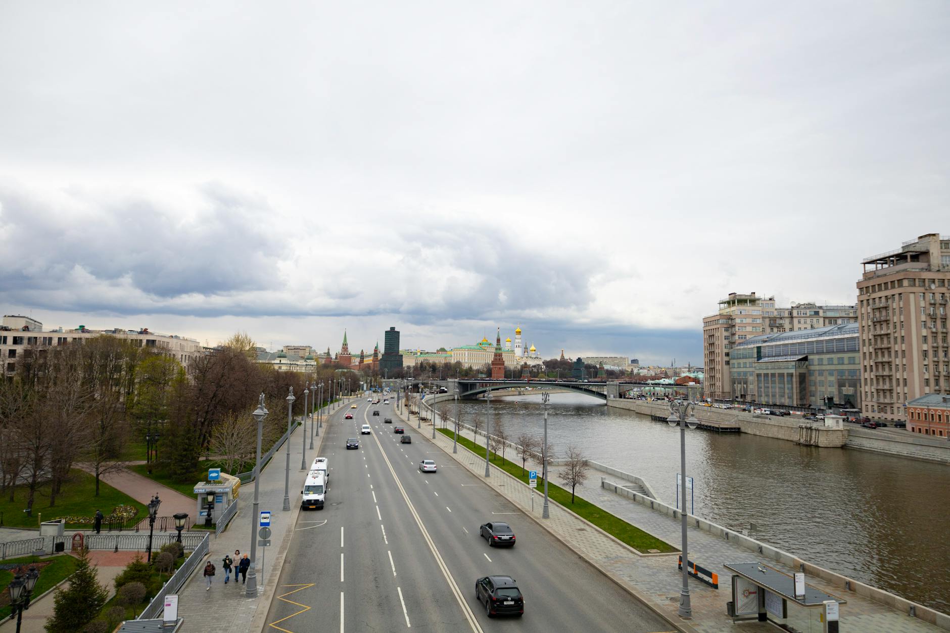Nearby landmarks, routes, and practical visit tips