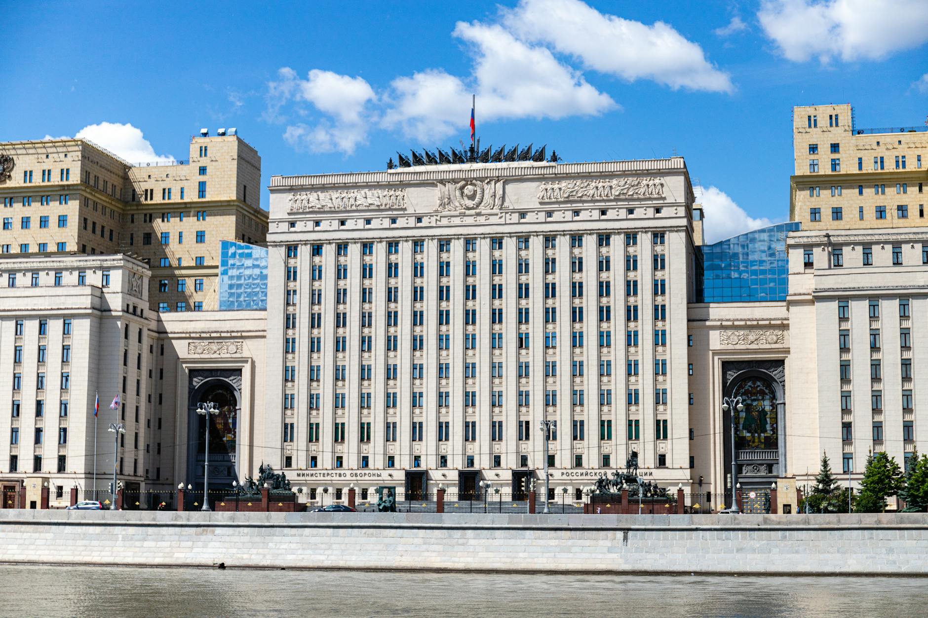 Practical Field Guide for Photographing Moscow's Bridges
