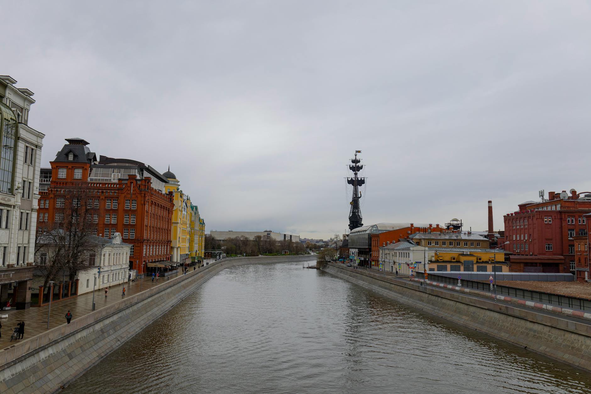 Practical guidance for viewing, photographing, and understanding night-time lights in Paris