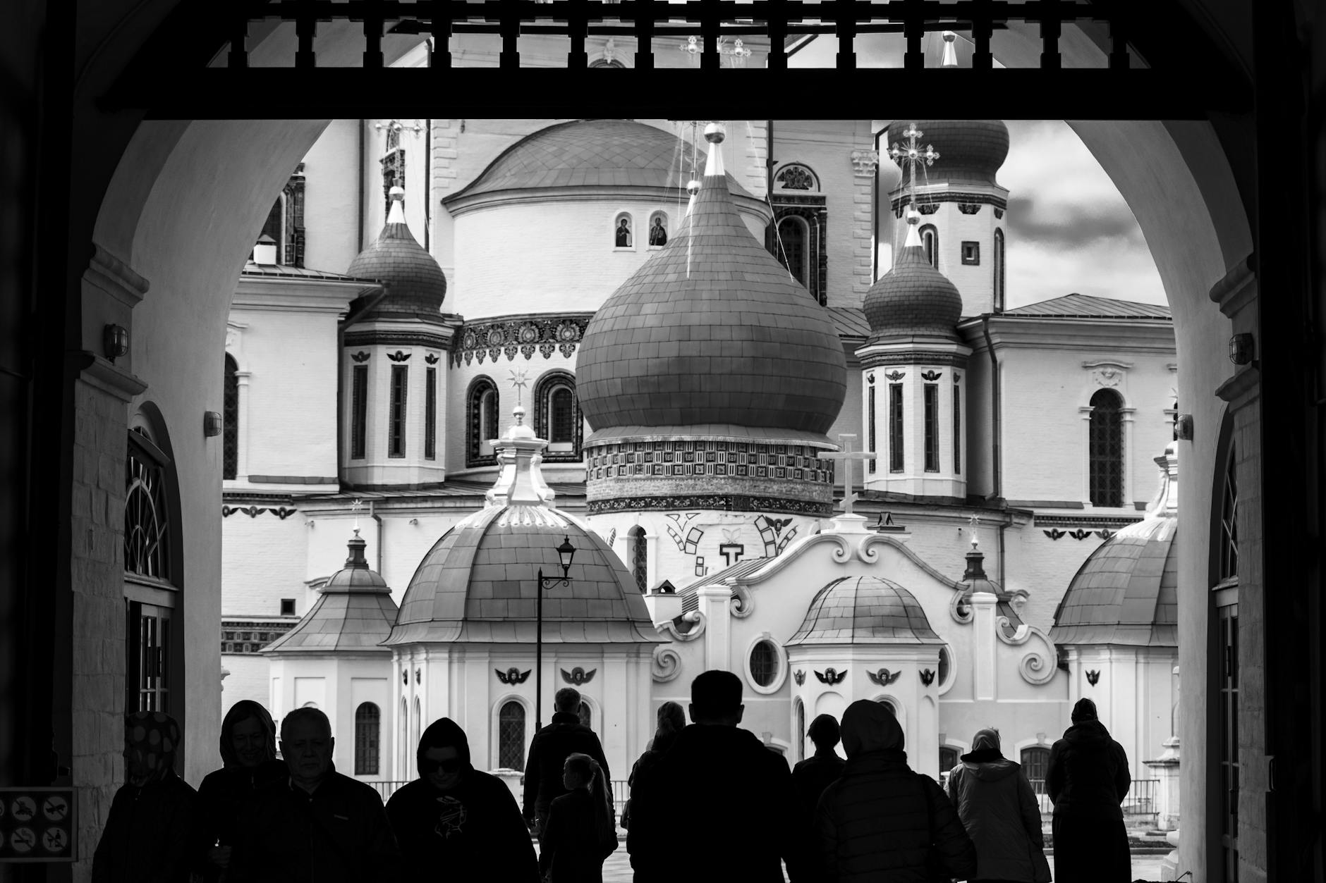 Which Historic Gates Stand at Kolomenskoye?